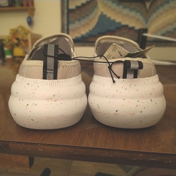 SOLD Dearfoams sneakers - Picture 4 of 8